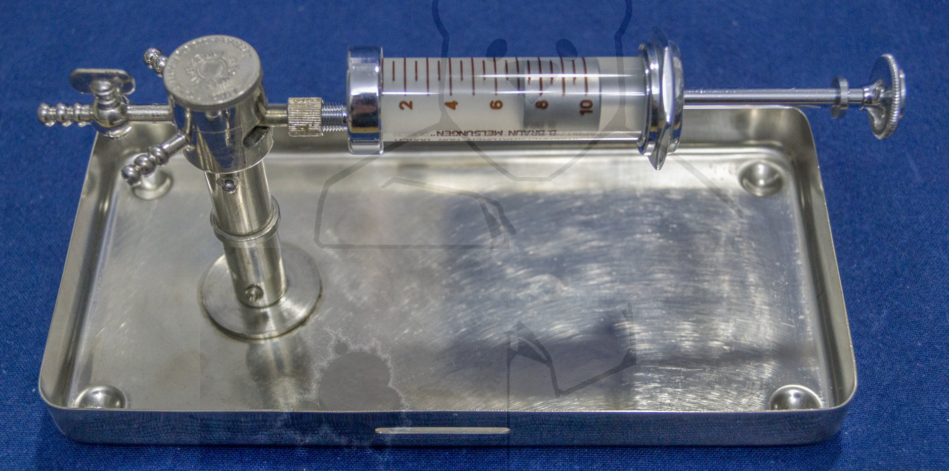 Set zur direkten Bluttransfusion, ca. 1940, Aufgesetzte Transferspritze mit Drei-Wege-Verteiler, Ansicht von schräg oben